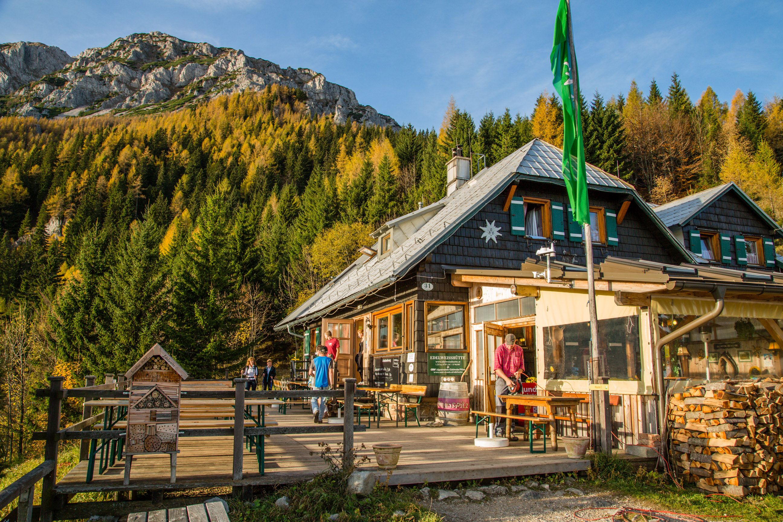 Chata Edelweiss na Schneebergu s horskou scenériou a lesom v pozadí.