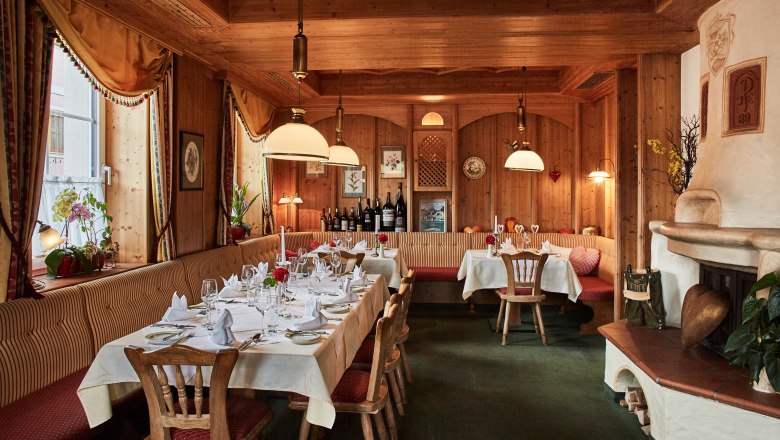 &Uacute;tuln&aacute; re&scaron;taur&aacute;cia s dreven&yacute;mi stenami, kryt&yacute;mi stolmi a krbom.