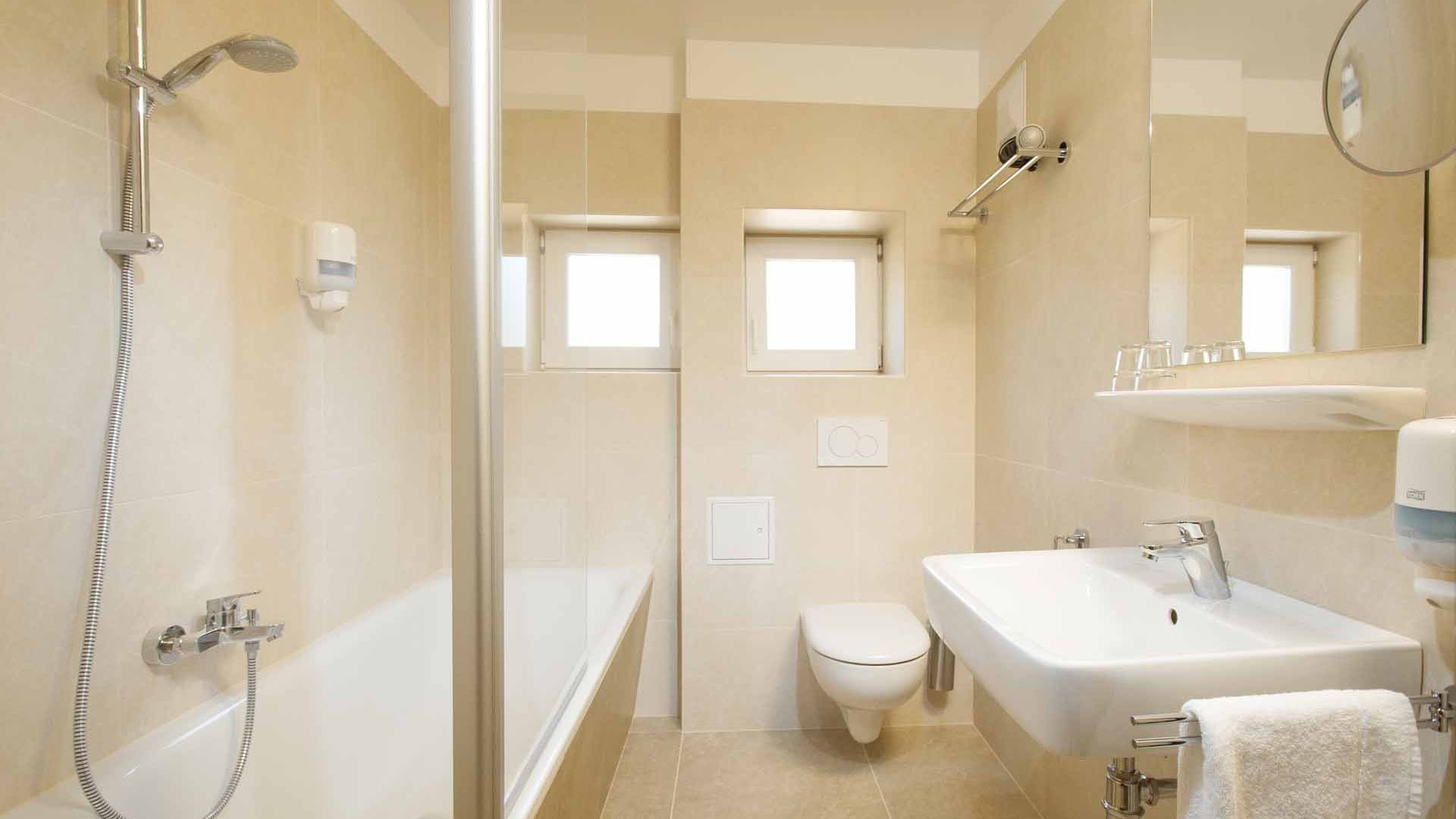 Moderná kúpeľňa s vaňou, umývadlom a WC.