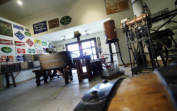 Pohľad do interi&eacute;ru M&uacute;zea pivovaru Wieselburg so star&yacute;m pivovarn&iacute;ckym zariaden&iacute;m a n&aacute;pismi.