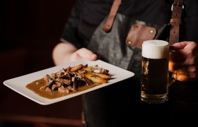 Fried liver with roast potatoes, &copy; Nieder&ouml;sterreich Werbung/Michael Reidinger