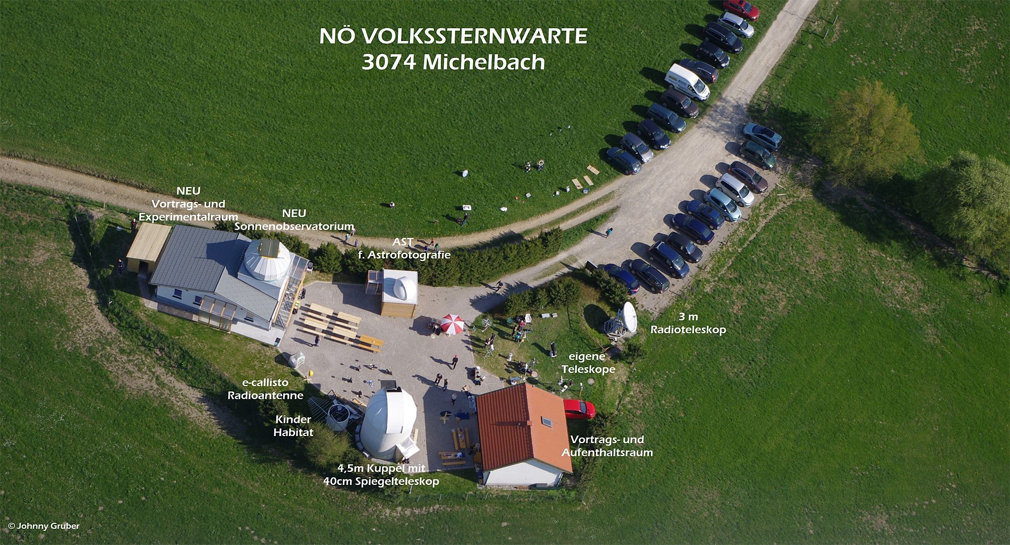 Letecký pohľad na observatórium Michelbach s budovami, ďalekohľadmi a zaparkovanými autami.