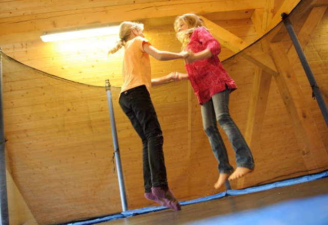 Jumping in the Hammerau vacation village, &copy; zVg