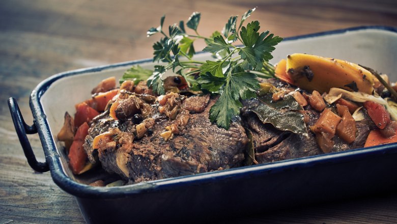 Pečen&eacute; m&auml;so so zeleninou a bylinkami v zapekacej miske.