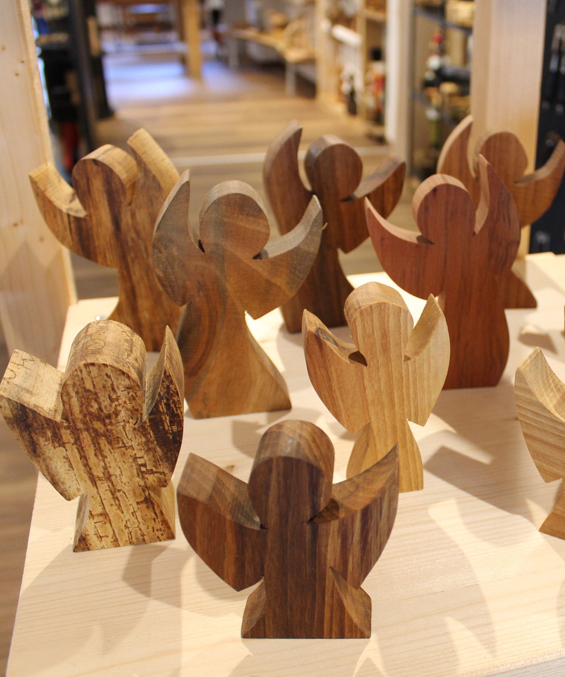 Drevený anjel na stole v obchode.