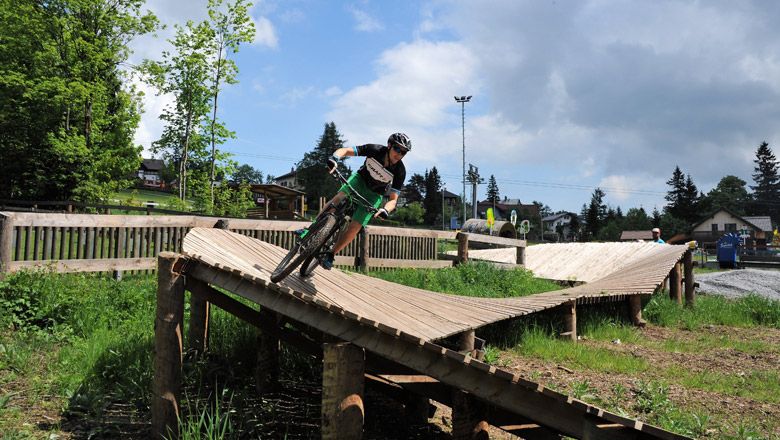 Dieťa jazdí na drevenej rampe v Bikeparku Semmering.