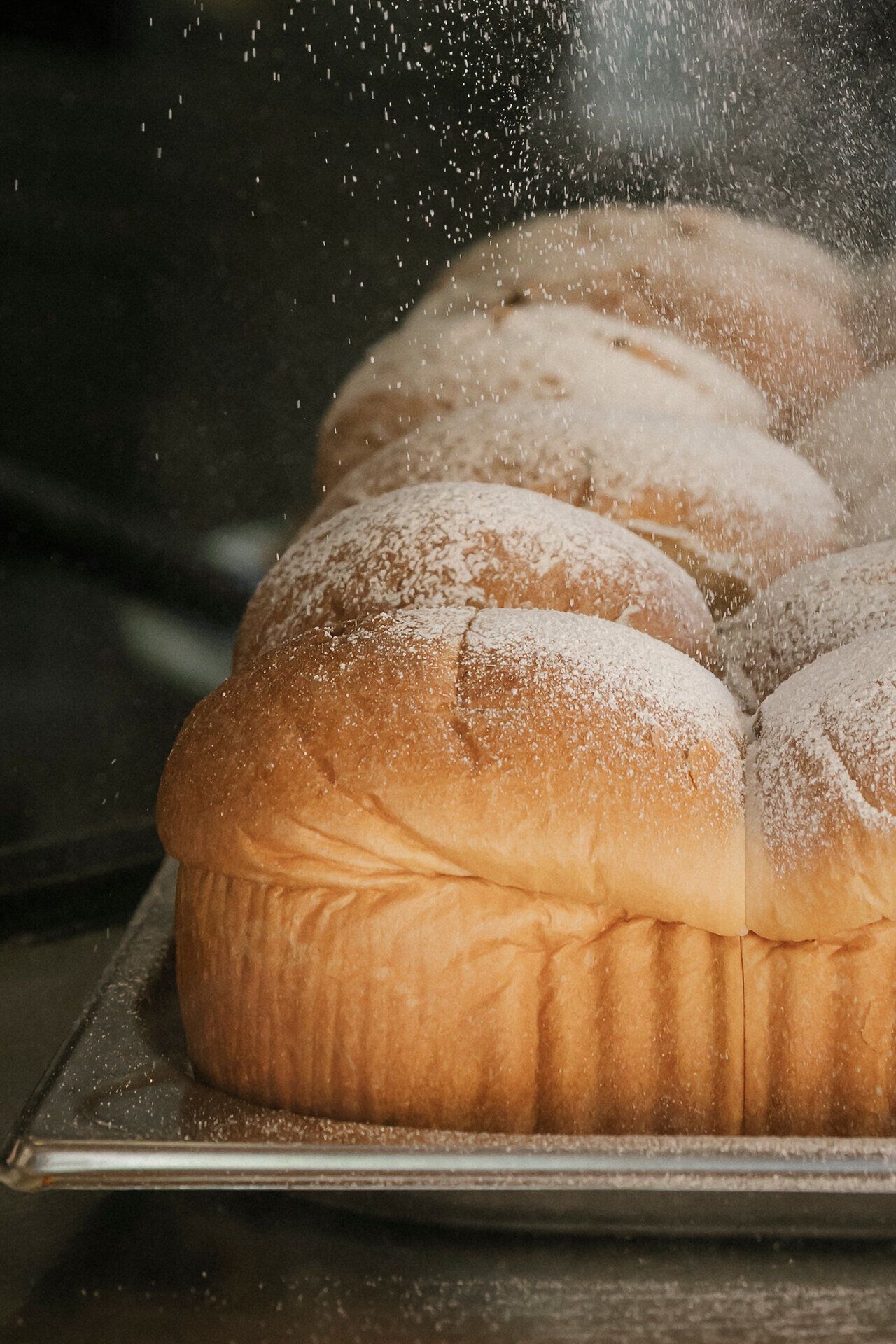 Čerstvo upečené buchteln s práškovým cukrom v horskej chate pri zastávke Baumgartner