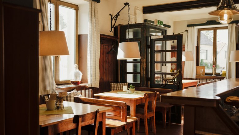 Restaurant with old bar, © Niederösterreich Werbung/Michael Reidinger