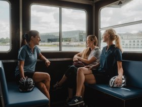Radf&auml;hre "Donaubus" auf der Donau von Ottensheim nach Linz, &copy; WGD Donau Ober&ouml;sterreich Tourismus GmbH