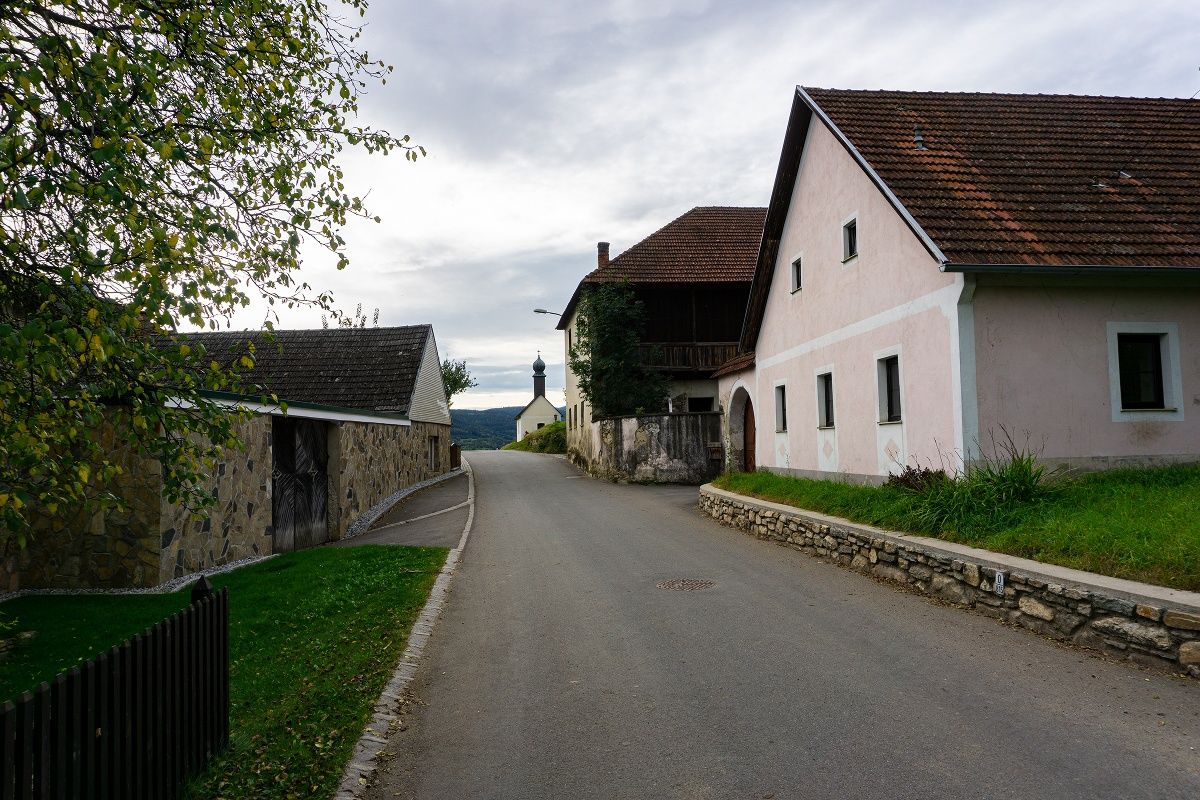 Kaplnka a motív umelca