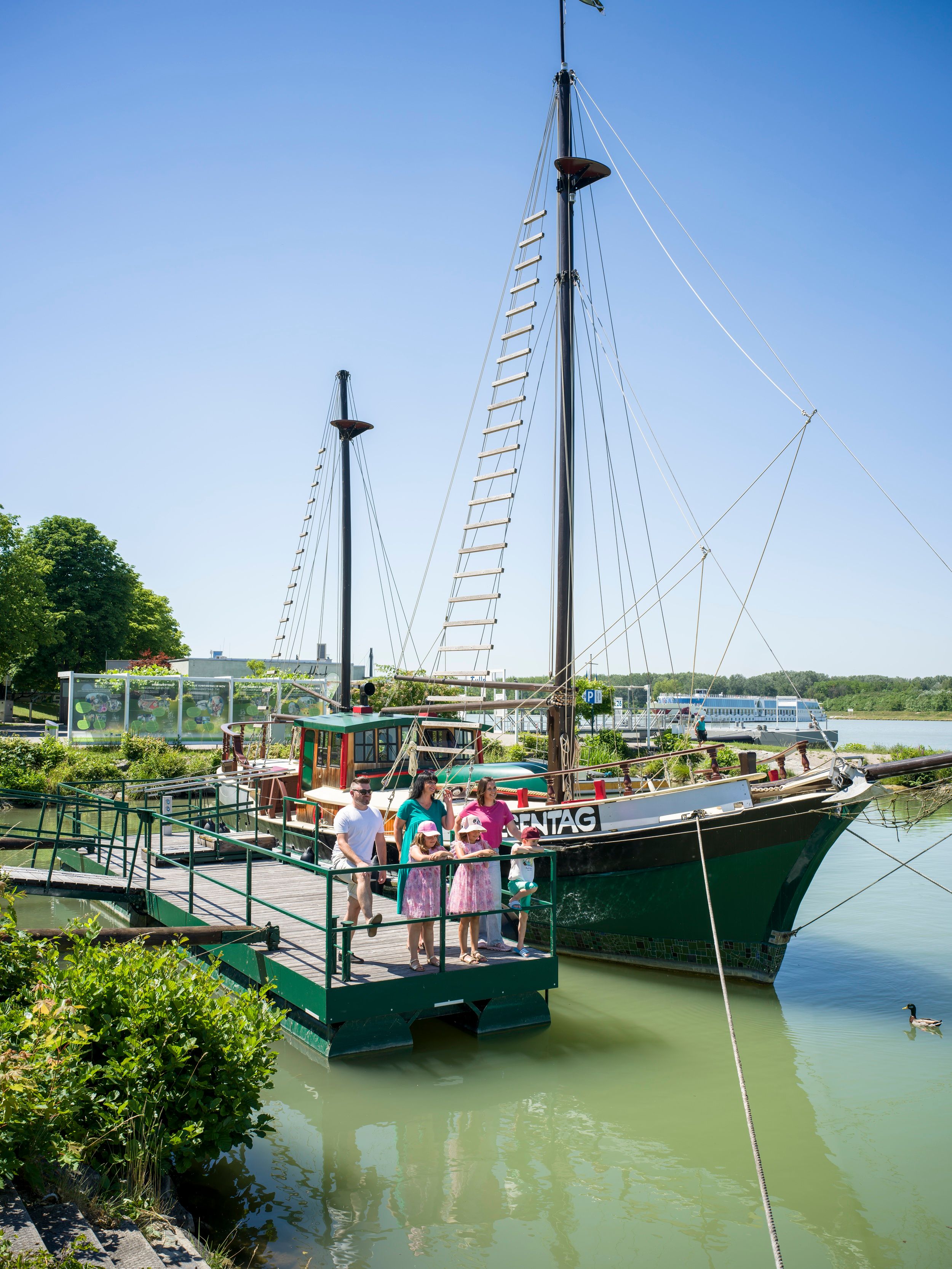 Schiff im Wasser mit Familie davor