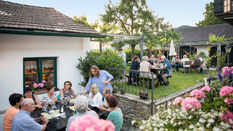 heurigen-gaeste-im-garten_c-urbanushof-_-leonhard-hilzensauer, © Leonhard Hilzensauer
