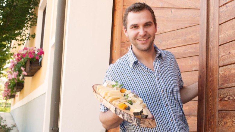 Johannes Bertl with a regional cheese platter, &copy; Wilhelmsburger Hoflieferanten