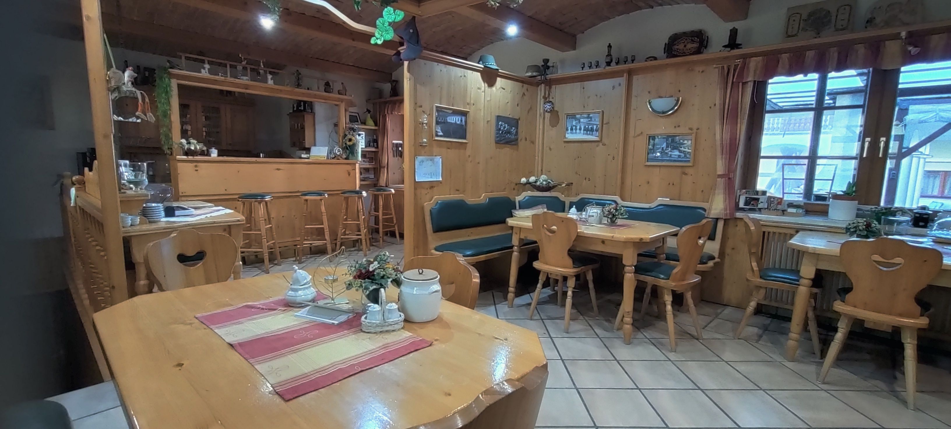 Útulná raňajková miestnosť s dreveným nábytkom a dekoráciami.