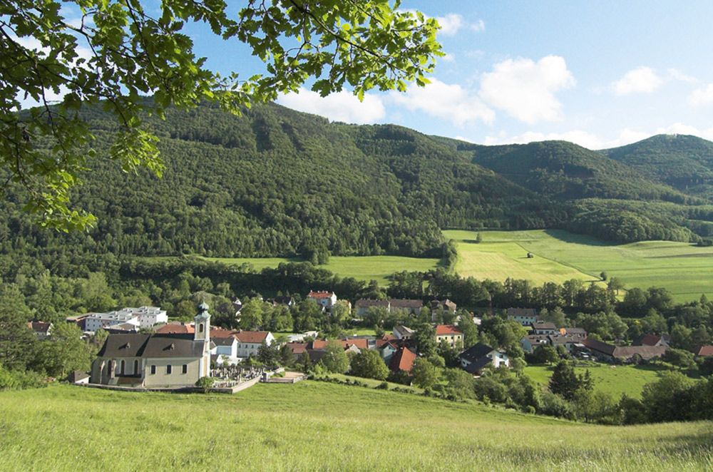 Pohľad na Altenmarkt s kostolom a zelenou krajinou v pozadí.
