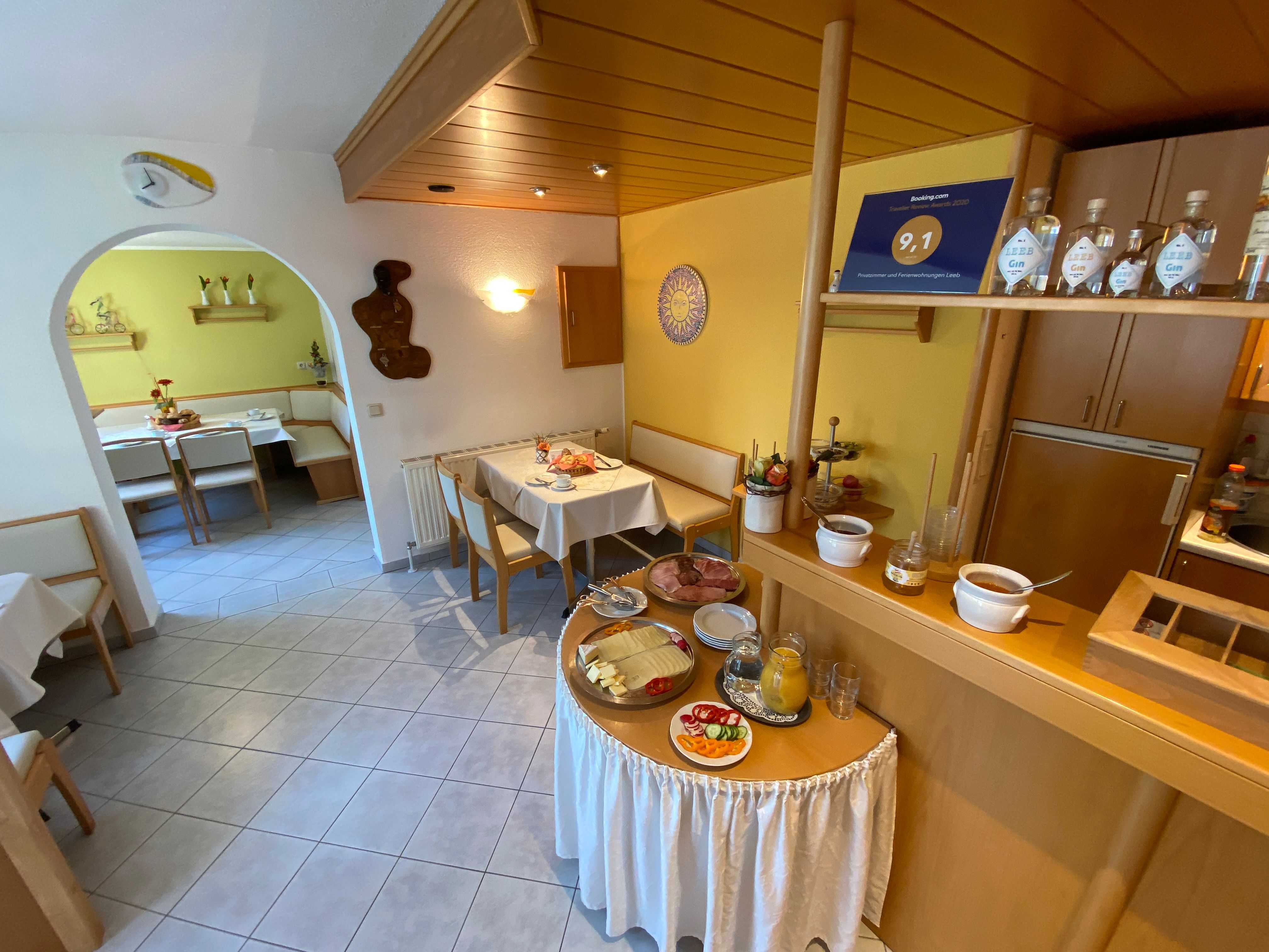 Raňajková miestnosť s prestretými stolmi a raňajkovým bufetom.