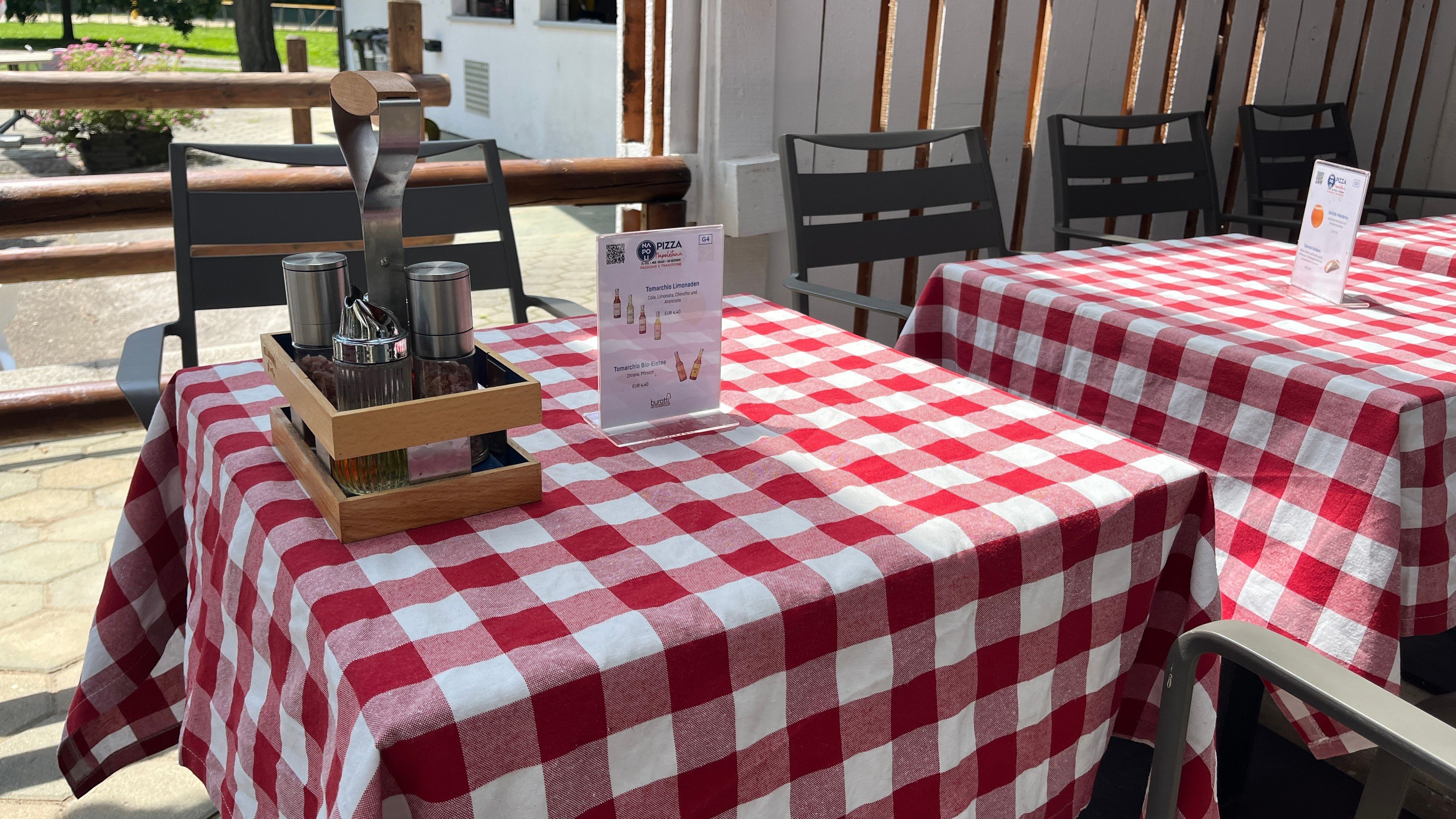 Nastavenie stola s červeným obrusom a odporúčaním potravín.