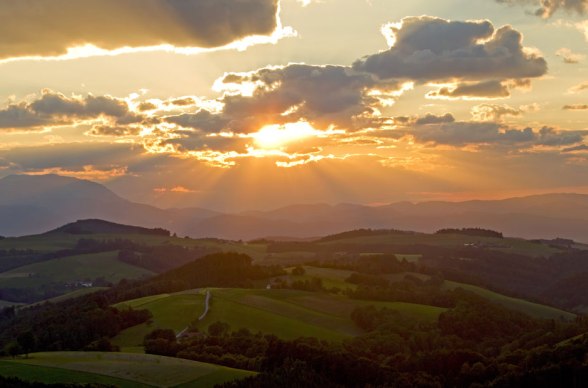 Západ slnka nad kopcami pohoria Bucklige Welt, © Wiener Alpen in Niederösterreich/Franz Zwickl