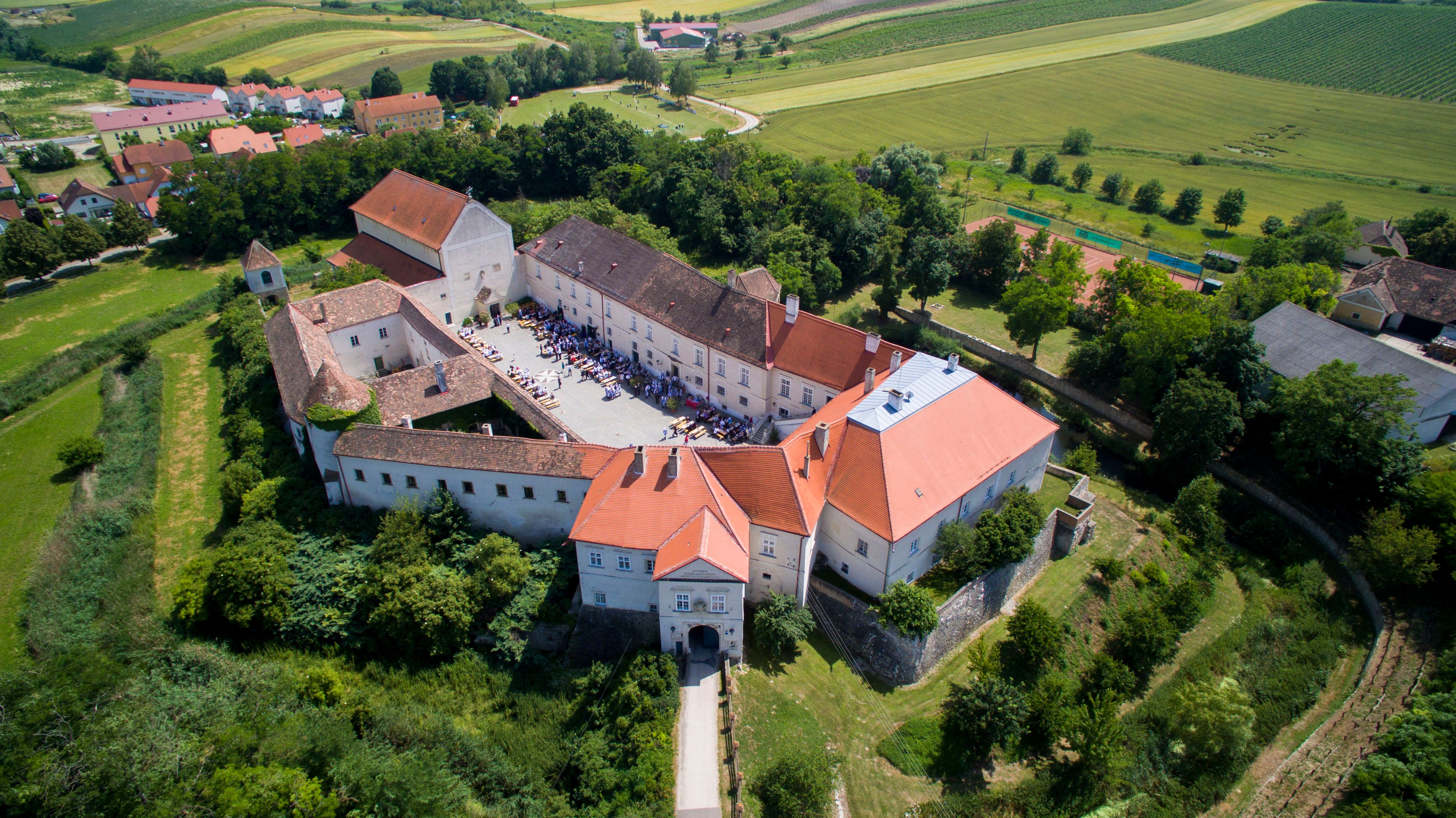 Letecký pohľad na hrad Mailberg s okolitou krajinou.