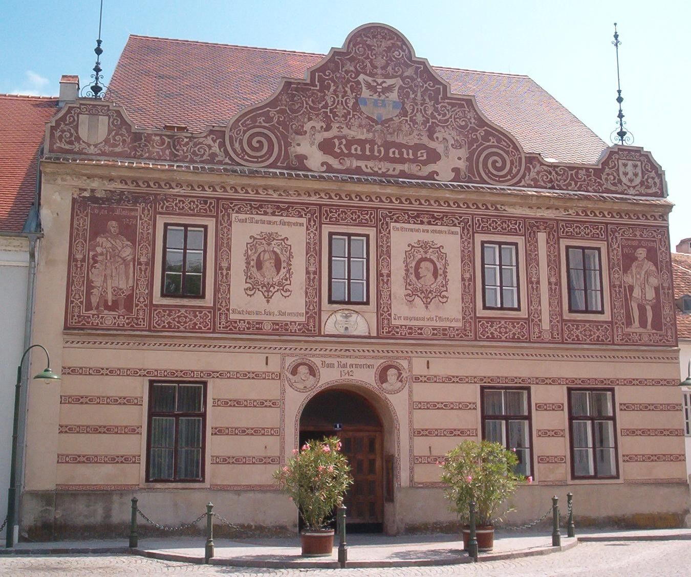 Historická radnica v Drosendorf-Zissersdorfe s ozdobnými maľbami na fasáde.