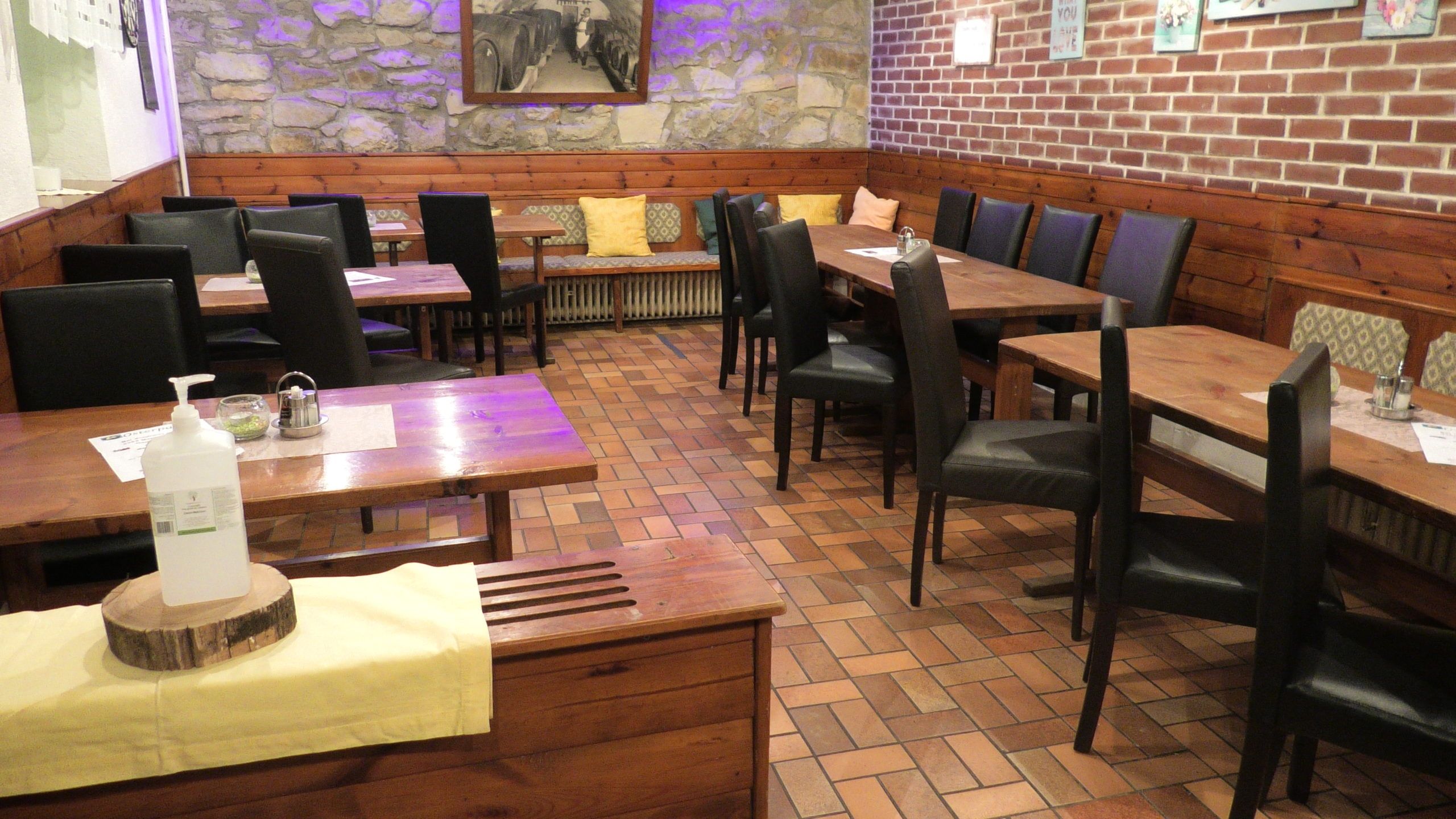 Salón so stolmi v obci Windisch, Mannersdorf/Leithagebirge