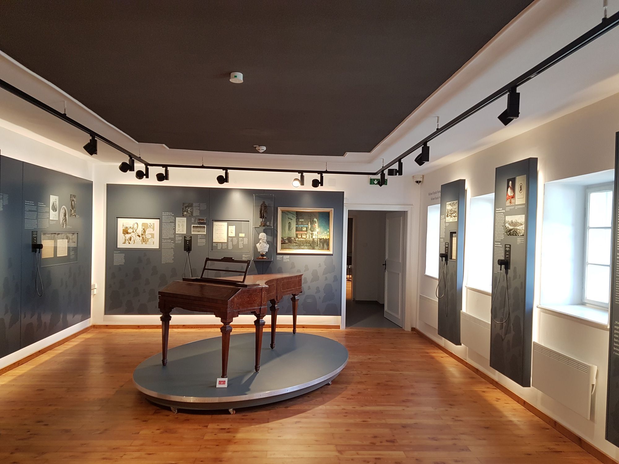 Výstavná miestnosť v Haydnovom rodnom dome s historickým klavírom a informačnými tabuľami.