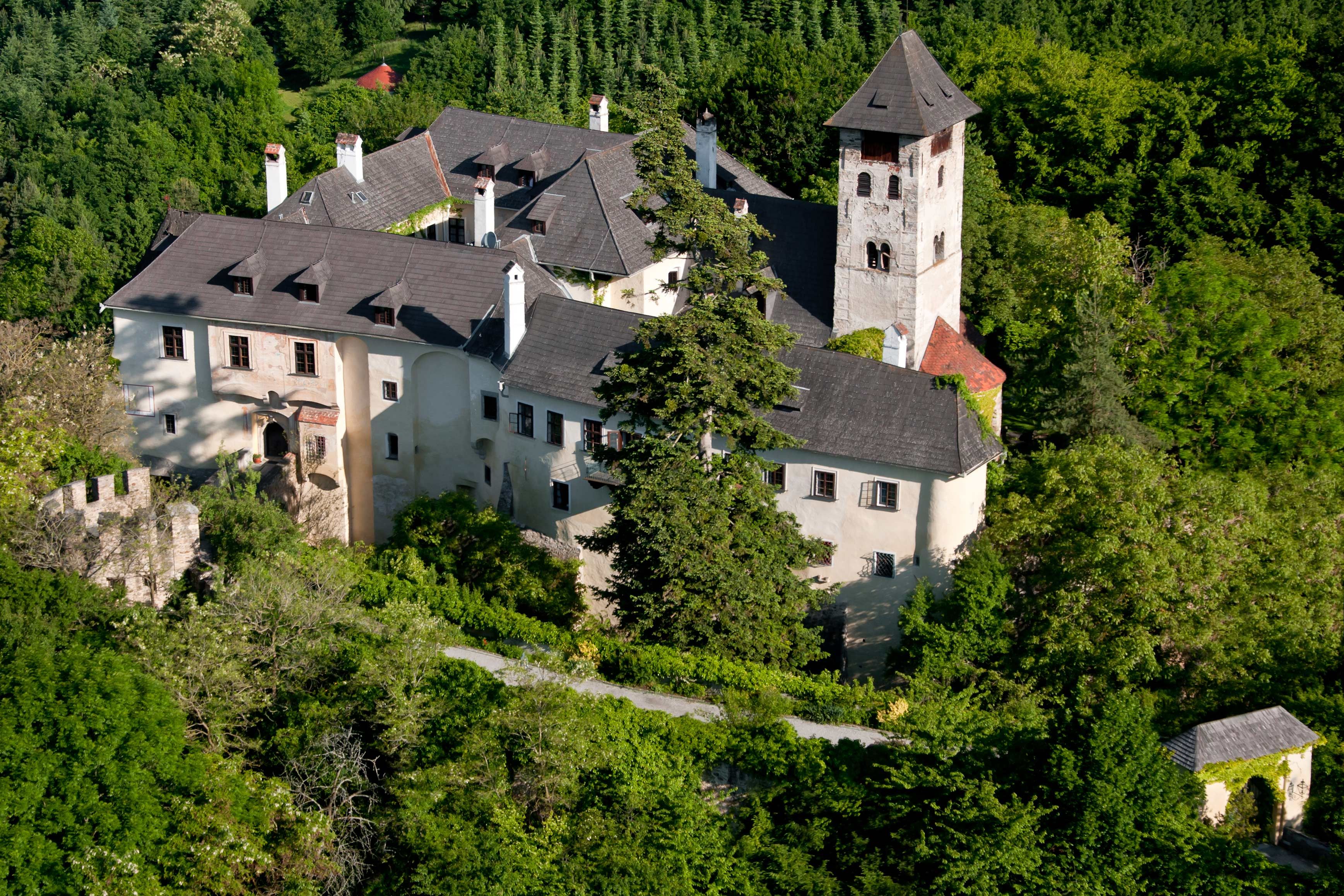 Letecký pohľad na hrad Oberranna obklopený hustým lesom.