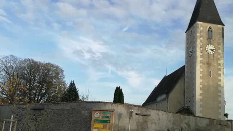 Kostol s vežou a hodinami v Hafnerbachu, obohnan&yacute; m&uacute;rom.