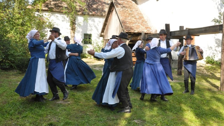 Tradičné zvyky – ľudový tanec: tzv. Althöfleiner Stadltaunza, © Museumsdorf Niedersulz