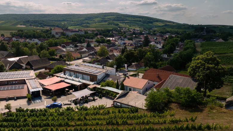 Letecký pohľad na vinárstvo s okolitými budovami a vinohradmi.