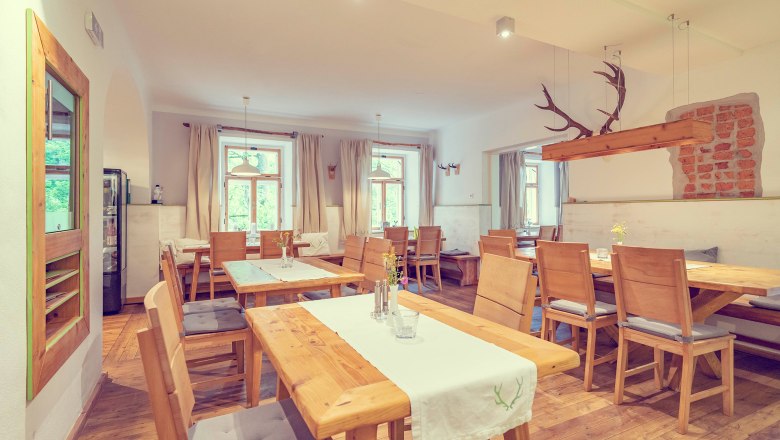 Rustic-modern atmosphere with wooden interior, © Schlosstaverne Lunz/Martin Stellnberger