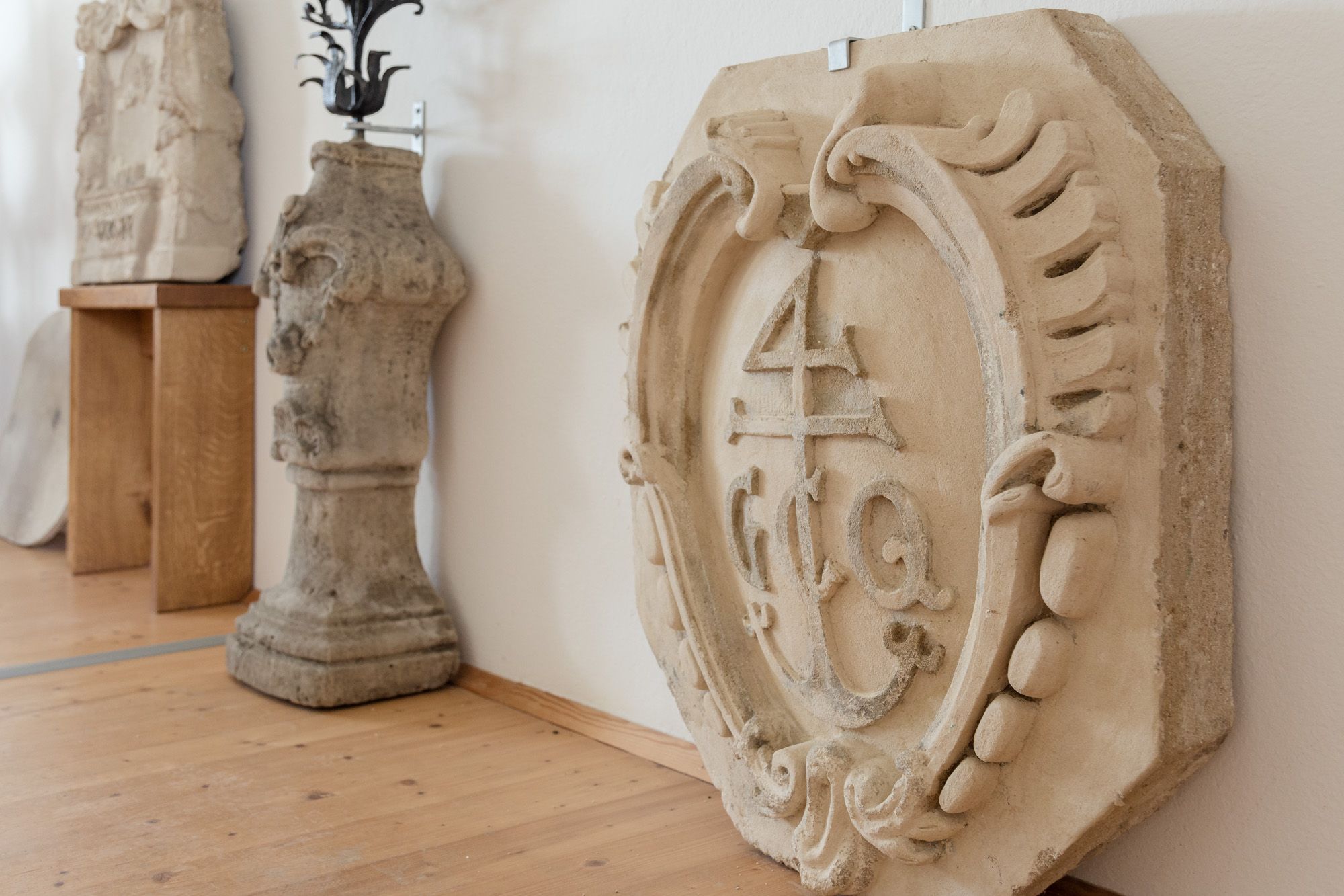 Kamenný reliéf s dekoratívnymi prvkami v mestskom múzeu v Zistersdorfe.