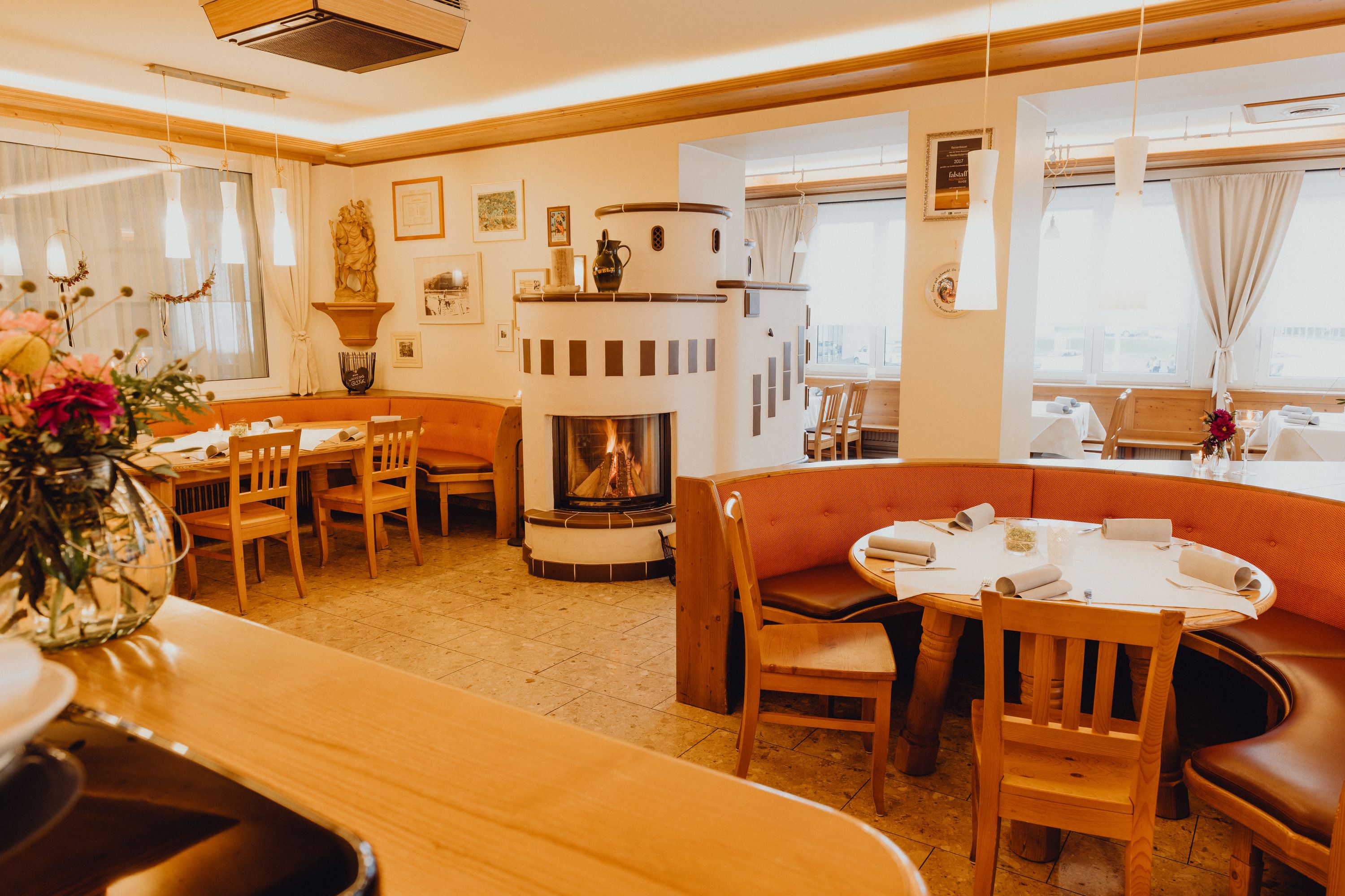 Útulná reštaurácia s krbom a dreveným nábytkom vo Viedenských Alpách.