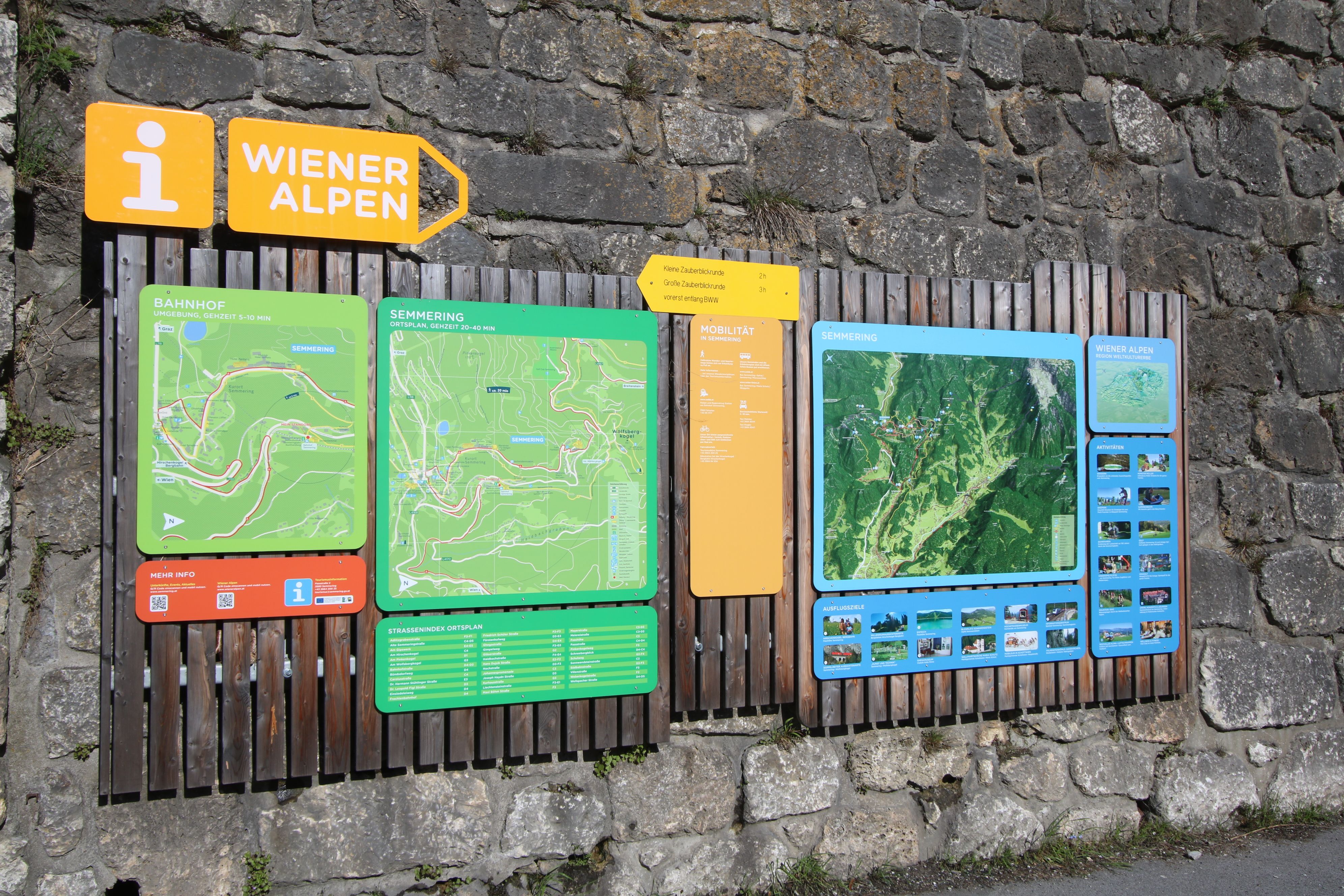 Informačná tabuľa na železničnej stanici Semmering s turistickými mapami a popismi trás vo Viedenských Alpách.