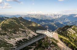 Die majestätischen Berge erstrecken sich bis zum Horizont und laden zu unvergesslichen Abenteuern ein. Die frische, klare Luft und die atemberaubenden Ausblicke schaffen eine Atmosphäre der Ruhe und Erholung. Hier, inmitten der Natur, wird jeder Schritt zum Erlebnis.