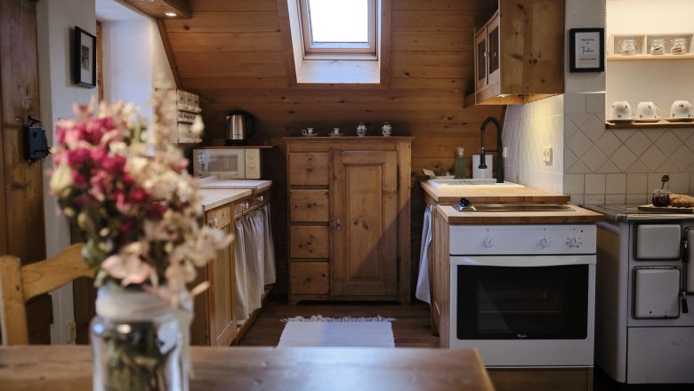 Kuchyňa, kvetinov&aacute; l&uacute;ka, &copy; Mathias Lixl / lixl.com