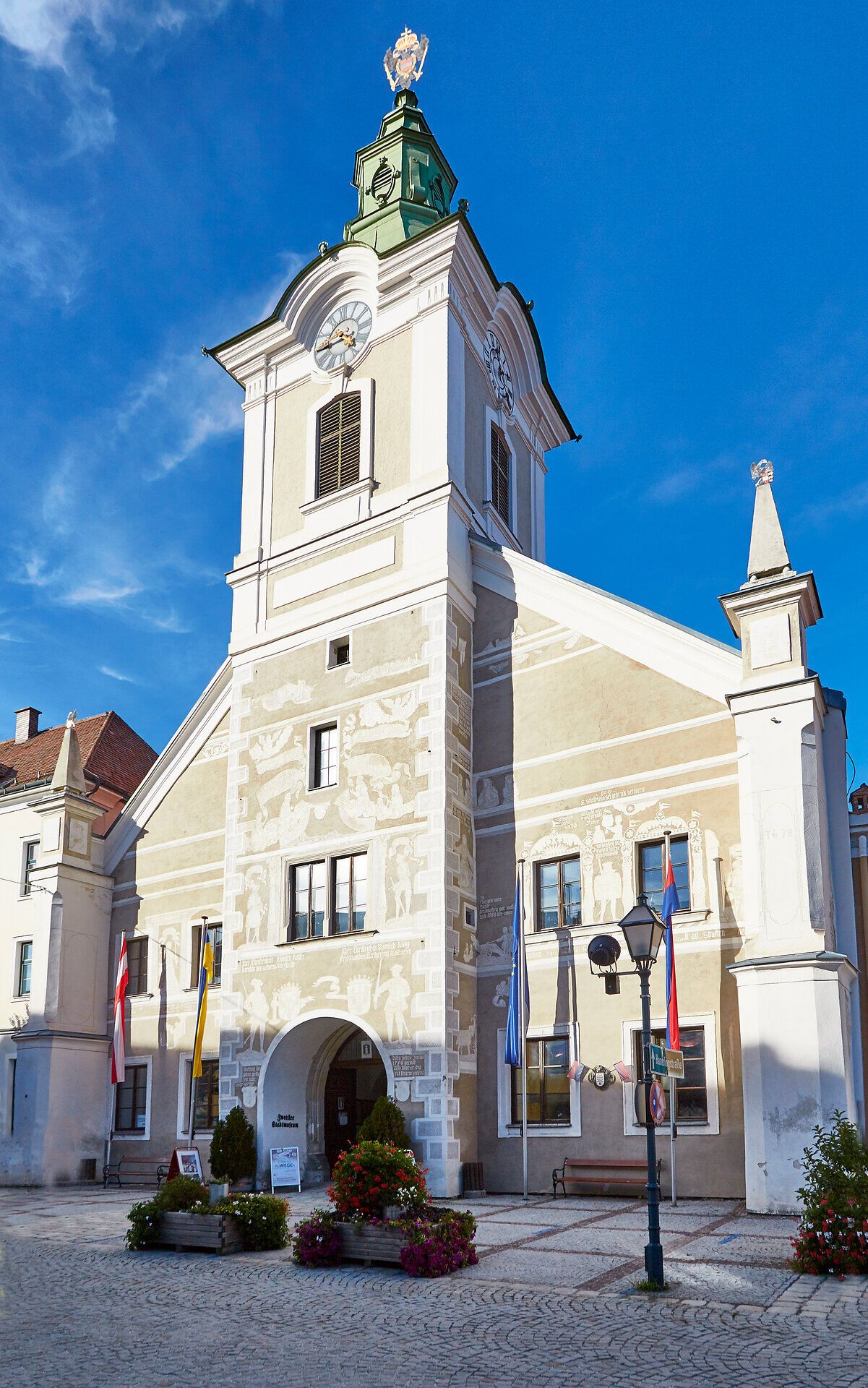 Historická budova s vežou a freskami v rakúskom Zwettli.