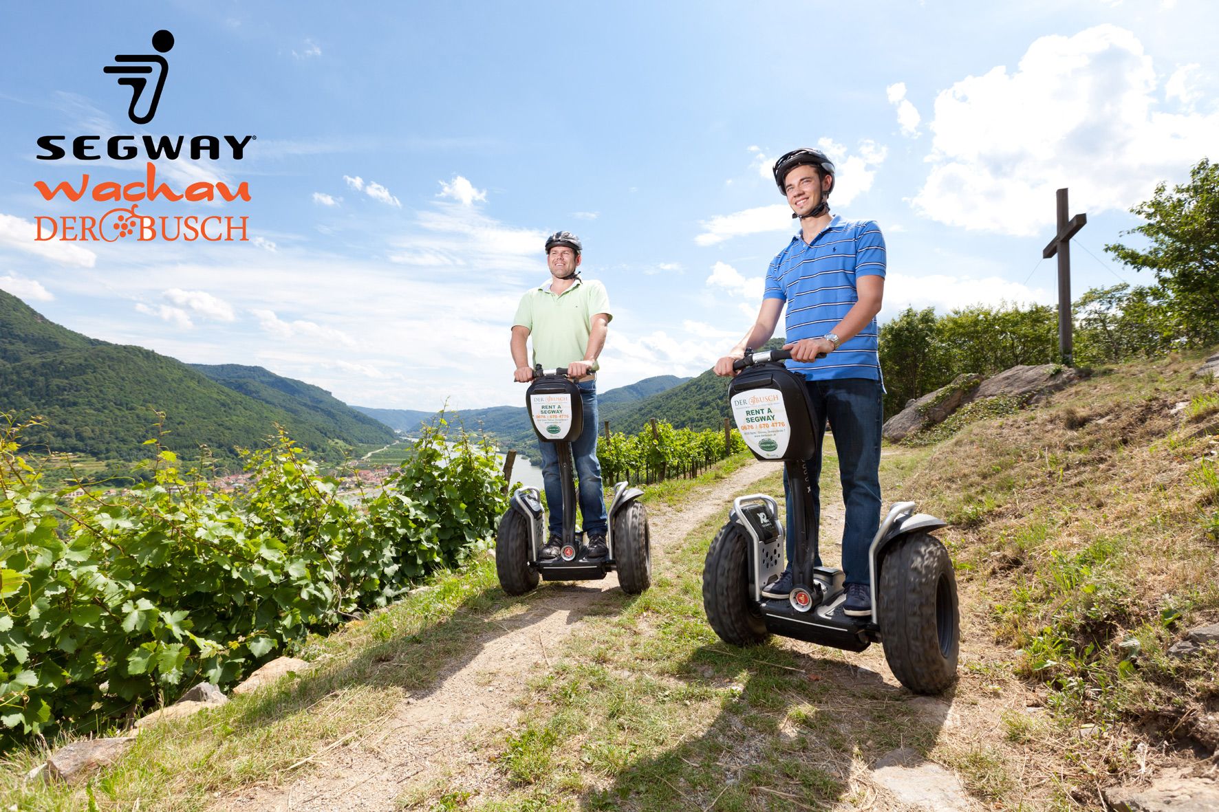 Dvaja muži jazdia na segwayoch po vinohradníckej krajine vo Wachau.