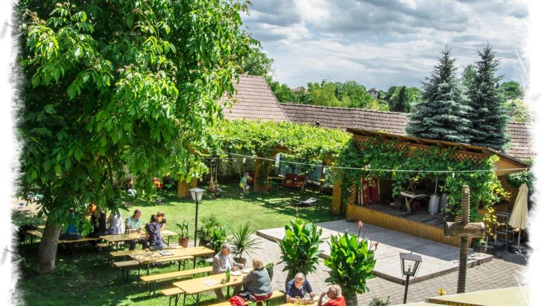 Z&aacute;hrada v lete, &copy; Marchsteiner