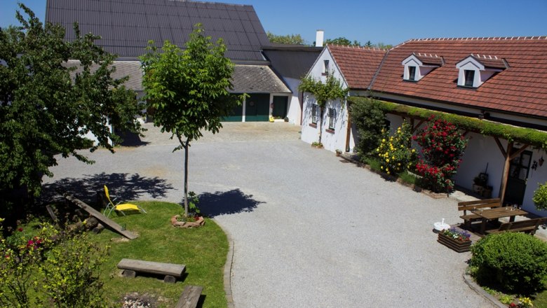 Liebevoll gestalteter Innenhof, © Fam. Lobner