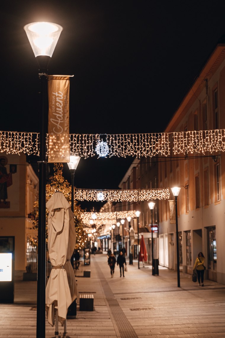 Adventná atmosféra vo Wiener Neustadt., © busyshutters