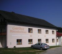 Gasthof Hinterlechner a pred ním zaparkované auto.