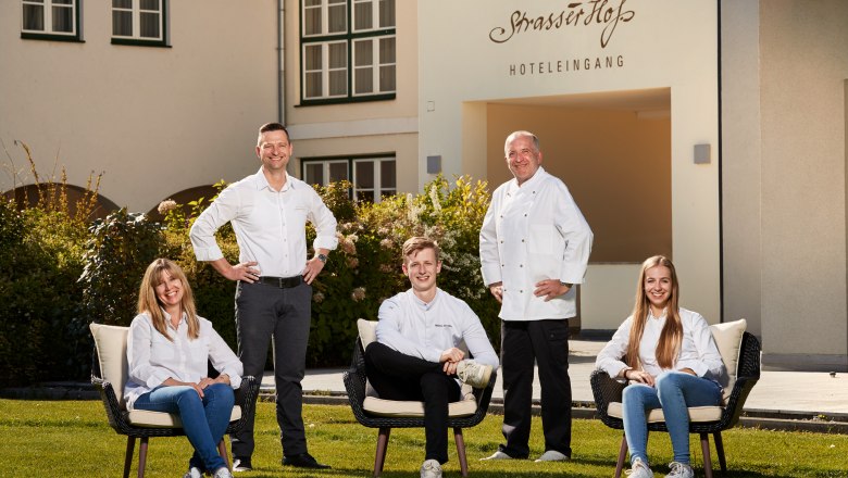 The Eisenbock family & chef Christian Schimann, © Niederösterreich Werbung/Andreas Hofer