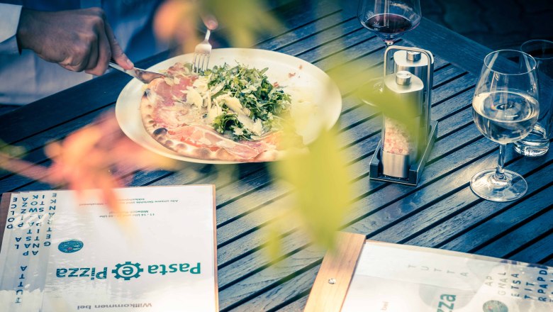 Pizza with fresh rocket, &copy; Pasta e Pizza