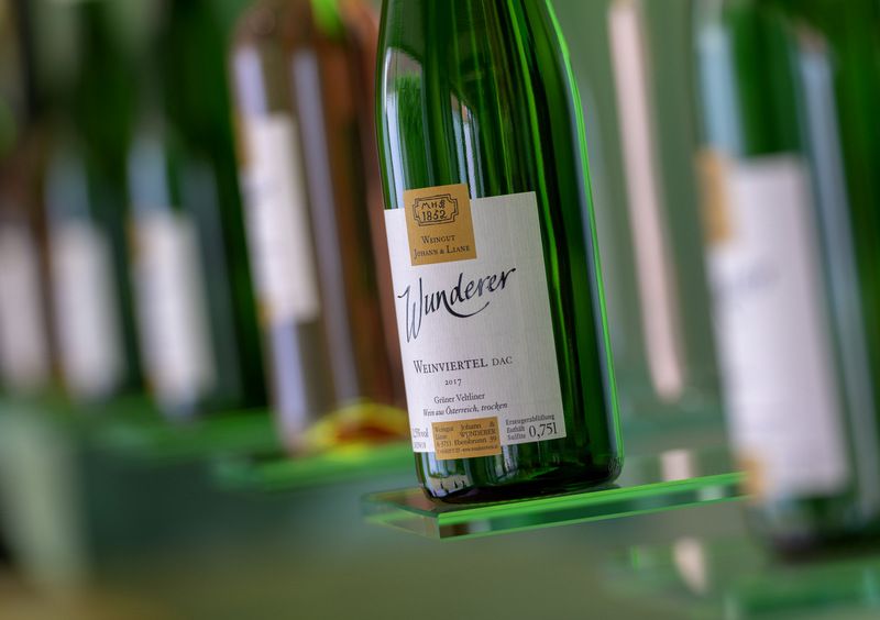 Detailný záber na fľašu vína s nápisom "Wunderer Weinviertel dac".