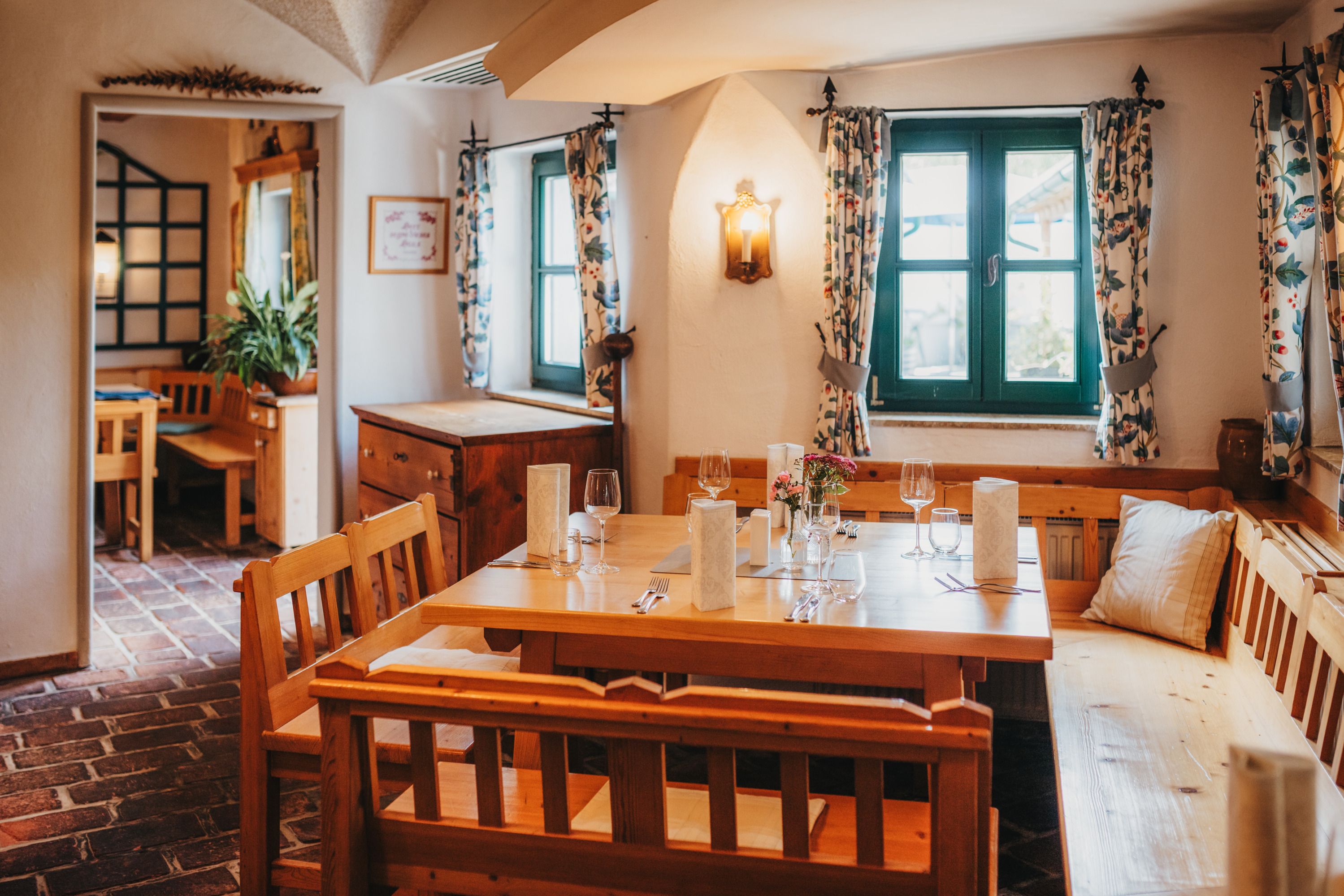 Útulný salónik s dreveným nábytkom a prestretým stolom.