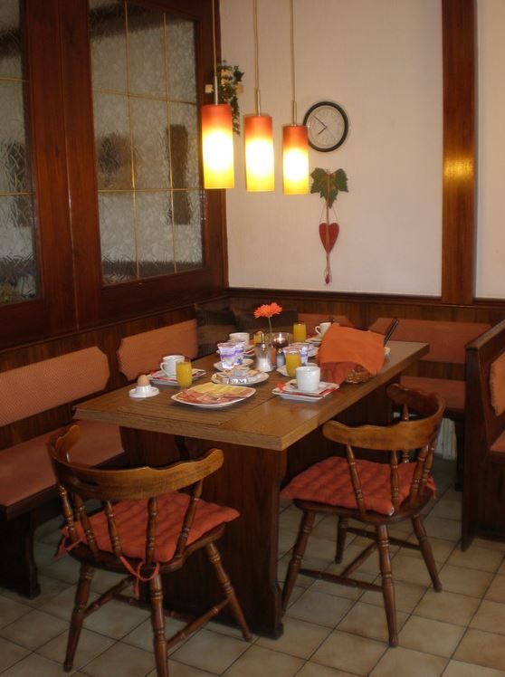 Nastavenie raňajkového stola so stoličkami