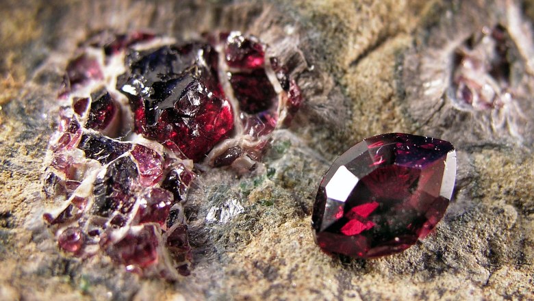 Pyrope in the Mineral Center, &copy; Gerald Knobloch