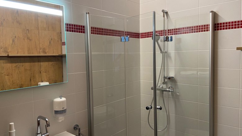 Bathroom with shower and WC, &copy; Wiener Alpen
