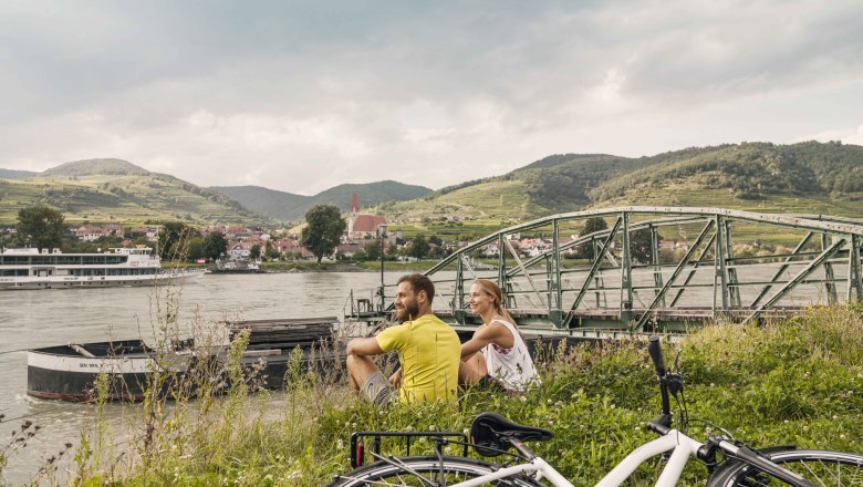 Waiting for the Wei&szlig;enkirchen-St. Lorenz ferry, &copy; Donau N&Ouml;/Andreas Hofer